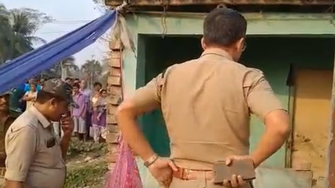 ঘুটিয়ারি শরীফে ভয়াবহ বিস্ফোরণ, গুরুতর জখম তিন শিশু ঘুটিয়ারি শরীফে ভয়াবহ বিস্ফোরণ, গুরুতর জখম তিন শিশু