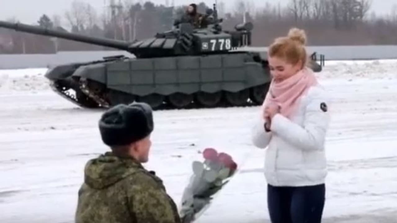 സൈനികന്‍ പ്രണയം തുറന്ന് പറഞ്ഞതിങ്ങനെ; വൈറലായി വീഡിയോ...