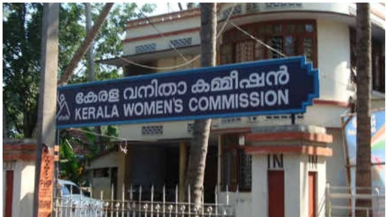 സ്ത്രീകള് ഉള്പ്പെടുന്ന സ്വത്ത് തര്ക്ക പരാതികള് വര്ധിക്കുന്നതായി എം സി ജോസഫൈന് സ്ത്രീകള് ഉള്പ്പെടുന്ന സ്വത്ത് തര്ക്ക പരാതികള് വര്ധിക്കുന്നതായി എം സി ജോസഫൈന്