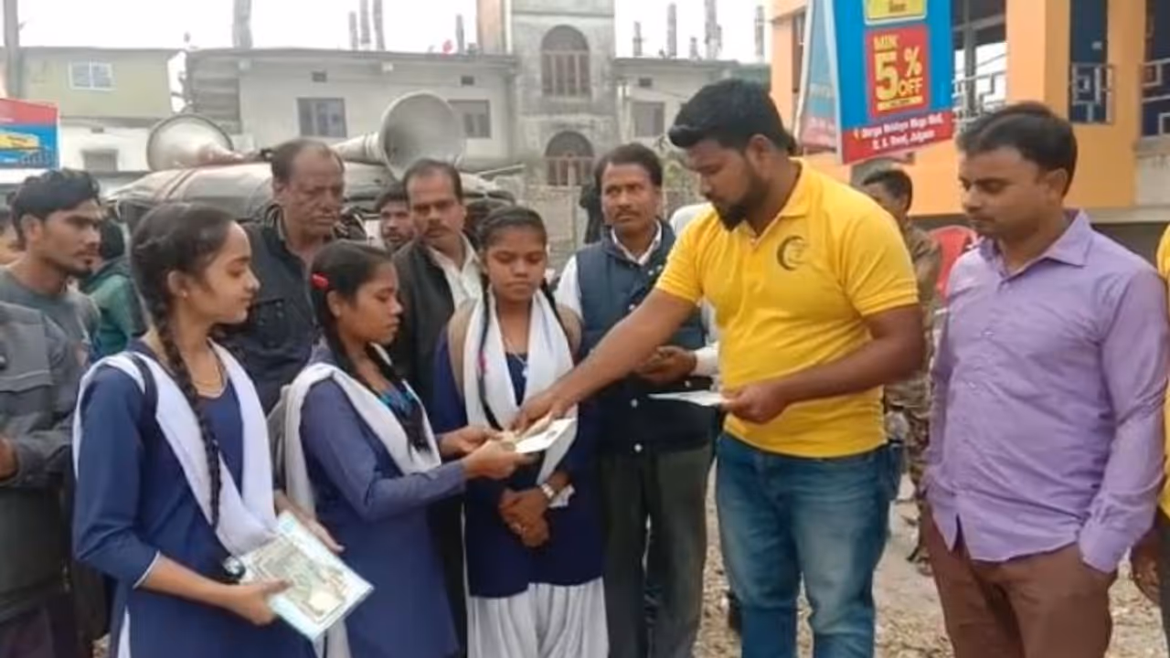 মানবিক উদ্যোগ, টাকা জমিয়ে মাধ্যমিক পরীক্ষার্থীদের সাহায্য লটারি বিক্রেতার মানবিক উদ্যোগ, টাকা জমিয়ে মাধ্যমিক পরীক্ষার্থীদের সাহায্য লটারি বিক্রেতার