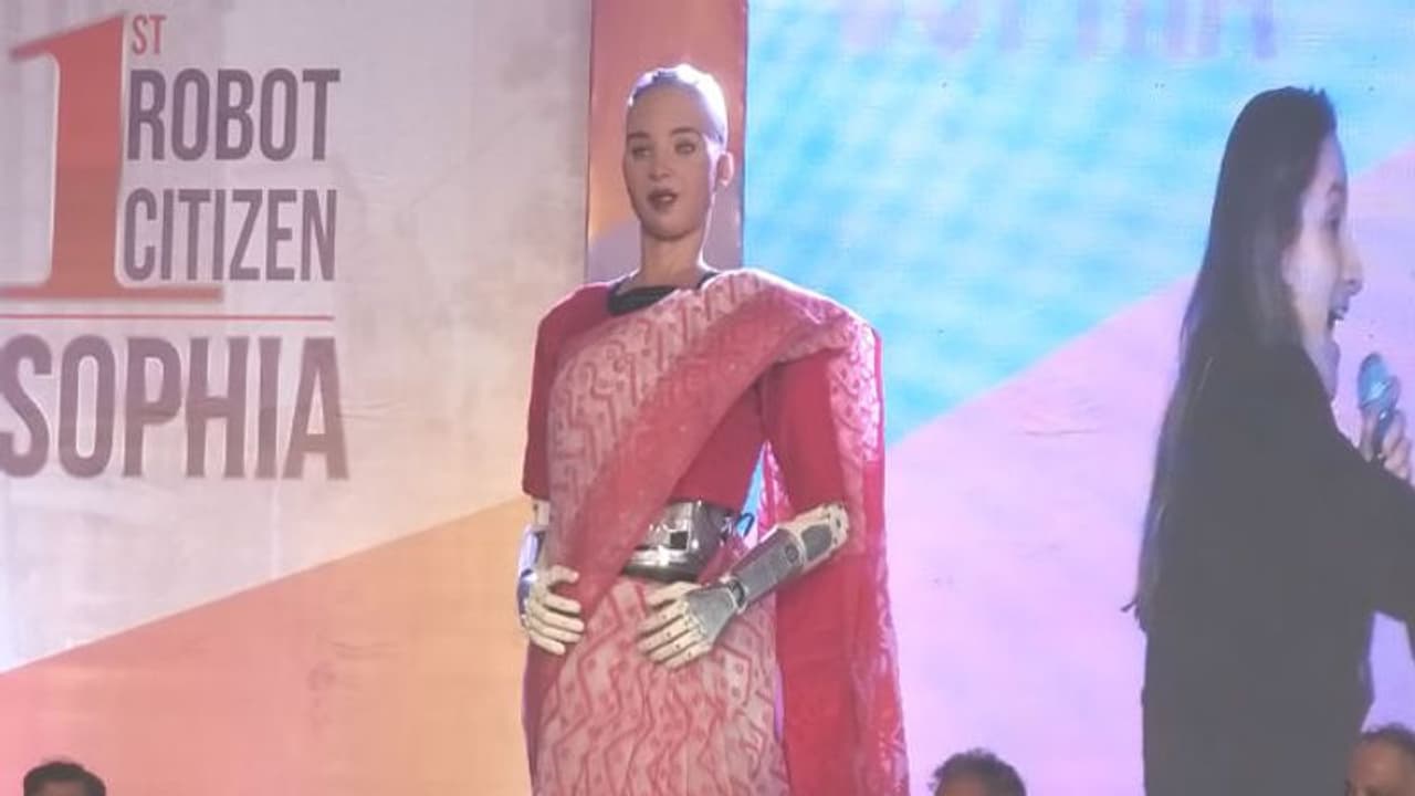 'শুধু যন্ত্র সর্বস্ব নই, আমার মনও আছে', কলকাতাকে মুগ্ধ করে বলল রোবট কন্যা সোফিয়া