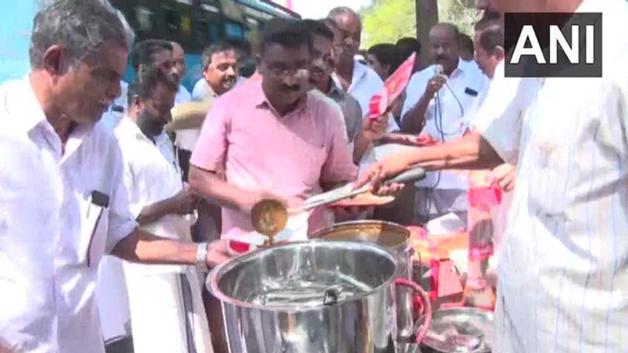 कांग्रेस कार्यकर्ताओं ने पुलिस स्टेशन के सामने बांटी बीफ करी, मेन्यू से डिश हटाने का कर रहे विरोध कांग्रेस कार्यकर्ताओं ने पुलिस स्टेशन के सामने बांटी बीफ करी, मेन्यू से डिश हटाने का कर रहे विरोध