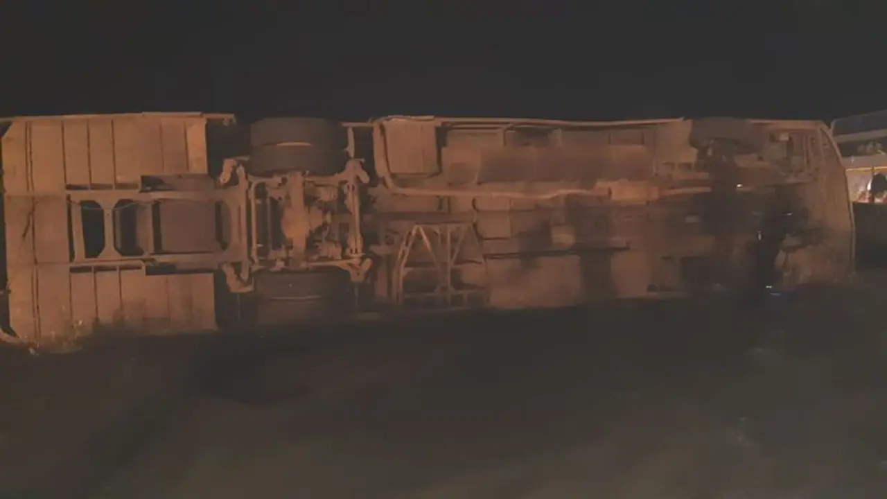 ಚಿತ್ರದುರ್ಗದ ಬಳಿ ಲಾರಿಗೆ ಡಿಕ್ಕಿ ಹೊಡೆದು ಖಾಸಗಿ ಬಸ್ ಪಲ್ಟಿ ಚಿತ್ರದುರ್ಗದ ಬಳಿ ಲಾರಿಗೆ ಡಿಕ್ಕಿ ಹೊಡೆದು ಖಾಸಗಿ ಬಸ್ ಪಲ್ಟಿ