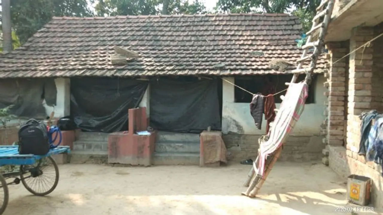 টালির ঘরে টিমটিমে আলো, ভাগ চাষির বিদ্যুতের বিল এক লক্ষ টাকা টালির ঘরে টিমটিমে আলো, ভাগ চাষির বিদ্যুতের বিল এক লক্ষ টাকা