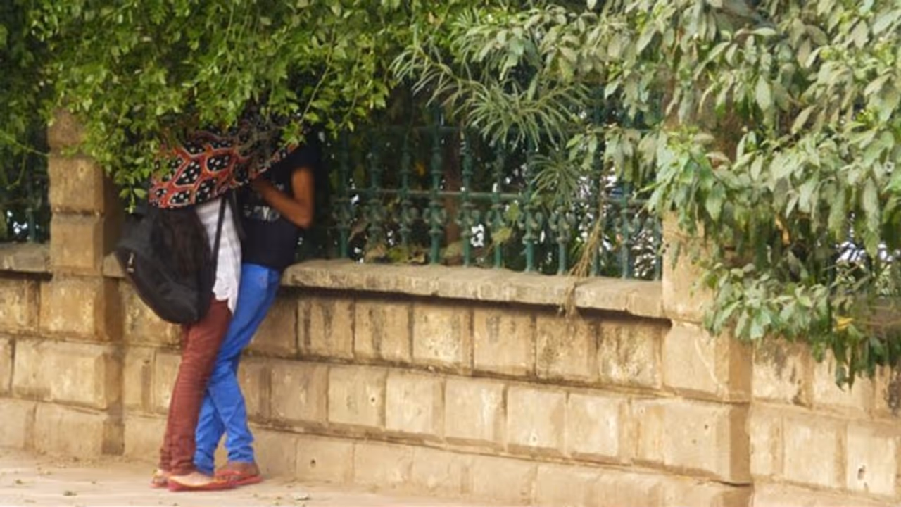 मंगेतर को लेकर एकांत में घूमने गए था युवक, बदमाशों ने न सिर्फ लूटा..बल्कि नया पैंट उतरवाकर पुराना टिका गए मंगेतर को लेकर एकांत में घूमने गए था युवक, बदमाशों ने न सिर्फ लूटा..बल्कि नया पैंट उतरवाकर पुराना टिका गए