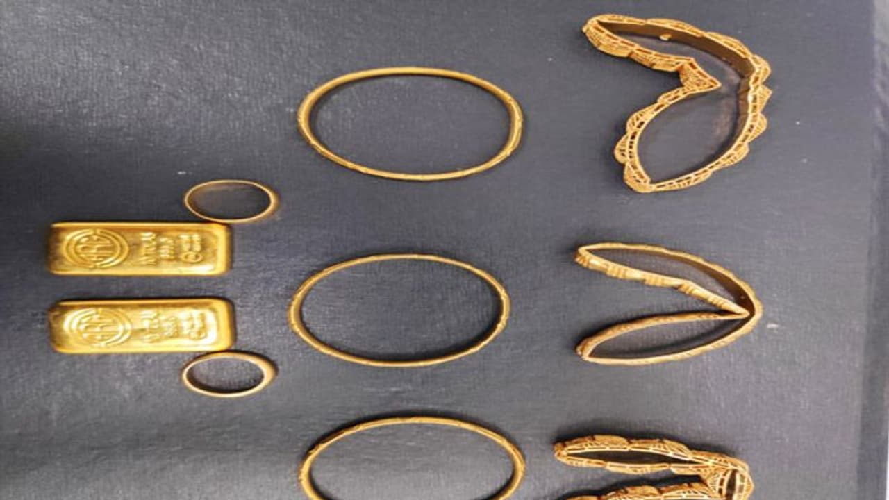 శంషాబాద్ ఎయిర్ పోర్టులో అక్రమ బంగారం.. మహిళ లోదుస్తుల్లో.. శంషాబాద్ ఎయిర్ పోర్టులో అక్రమ బంగారం.. మహిళ లోదుస్తుల్లో..