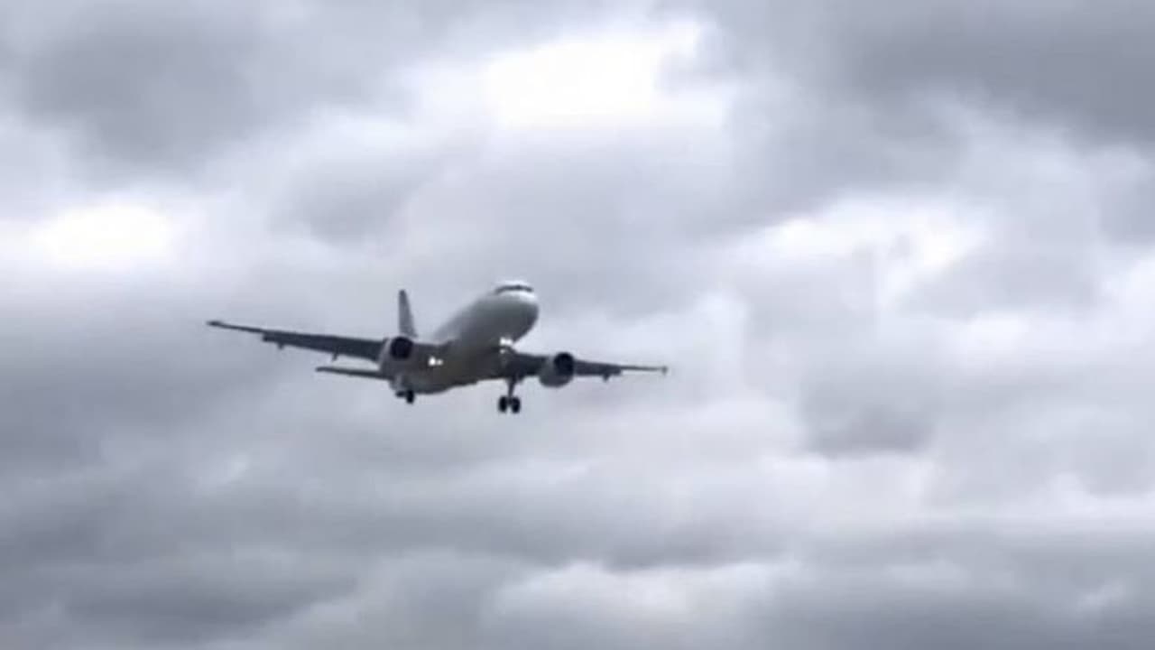 ലാന്ഡ് ചെയ്തയുടന് വിമാനത്തിന്റെ എമർജൻസി വാതില് തുറന്ന് യാത്രികന് പുറത്തുചാടി! ലാന്ഡ് ചെയ്തയുടന് വിമാനത്തിന്റെ എമർജൻസി വാതില് തുറന്ന് യാത്രികന് പുറത്തുചാടി!