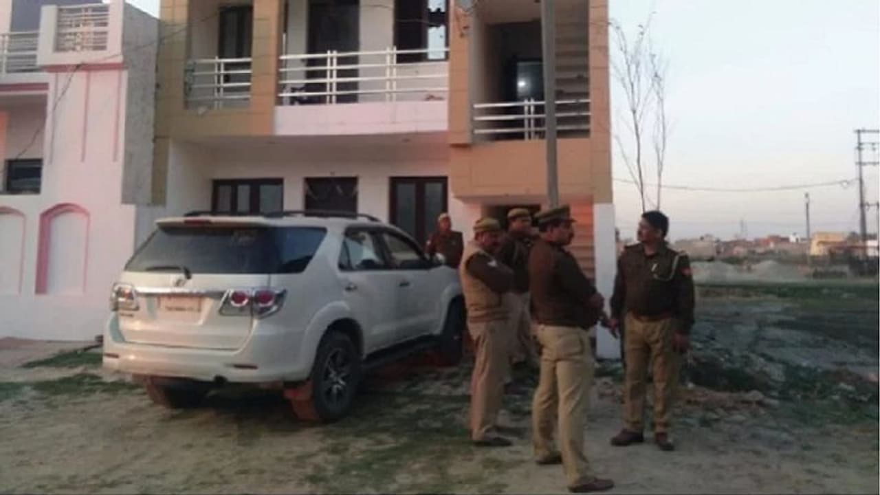 మీరట్లో తెలుగు డాన్ శివశక్తినాయుడు ఎన్కౌంటర్: ఓ పోలీసుకు గాయాలు మీరట్లో తెలుగు డాన్ శివశక్తినాయుడు ఎన్కౌంటర్: ఓ పోలీసుకు గాయాలు