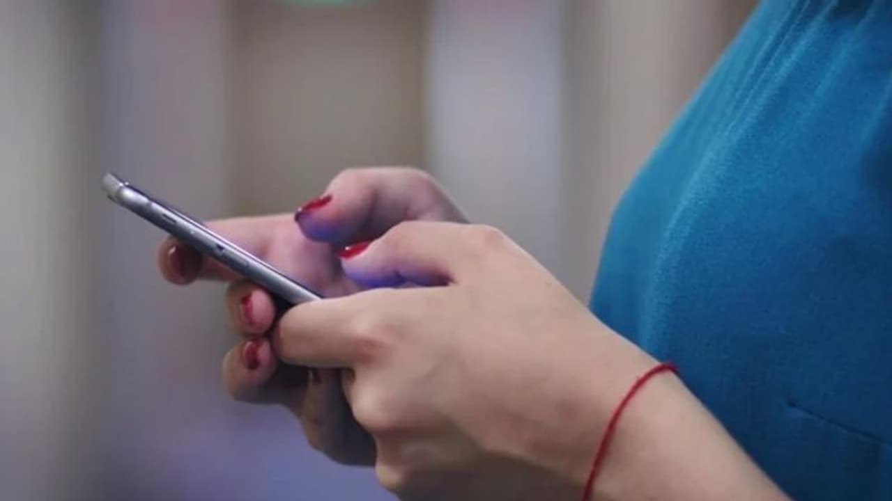 வங்கிக்கு வரும் பெண்களை மயக்கி 40 பேருடன் உல்லாசம்... அதிகாரியின் வீடியோவை காட்டி மனைவி கதறல் வாக்குமூலம்..!