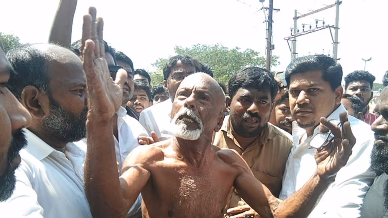 மதுரைபோராட்டத்தில் பதற்றம்...!! குடியுரிமை சட்டத்தை எதிர்த்து தீக்குளிக்க முயன்றதால் பரபரப்பு. மதுரைபோராட்டத்தில் பதற்றம்...!! குடியுரிமை சட்டத்தை எதிர்த்து தீக்குளிக்க முயன்றதால் பரபரப்பு.