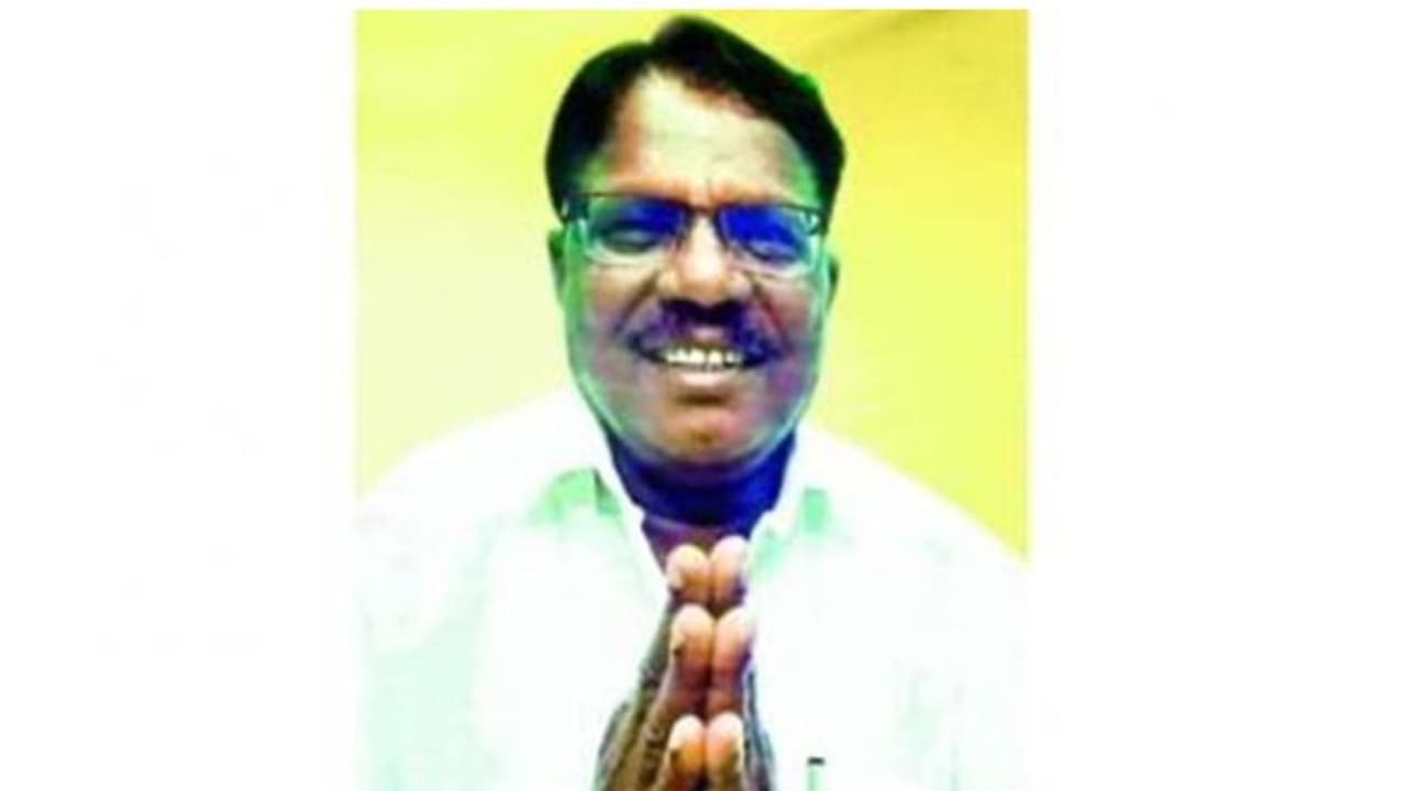 തെരഞ്ഞെടുപ്പില് തോറ്റു; പണവും സാരികളും തിരിച്ച് നല്കാന് വോട്ടര്മാരോട് ആവശ്യപ്പെട്ട് സ്ഥാനാര്ത്ഥി തെരഞ്ഞെടുപ്പില് തോറ്റു; പണവും സാരികളും തിരിച്ച് നല്കാന് വോട്ടര്മാരോട് ആവശ്യപ്പെട്ട് സ്ഥാനാര്ത്ഥി