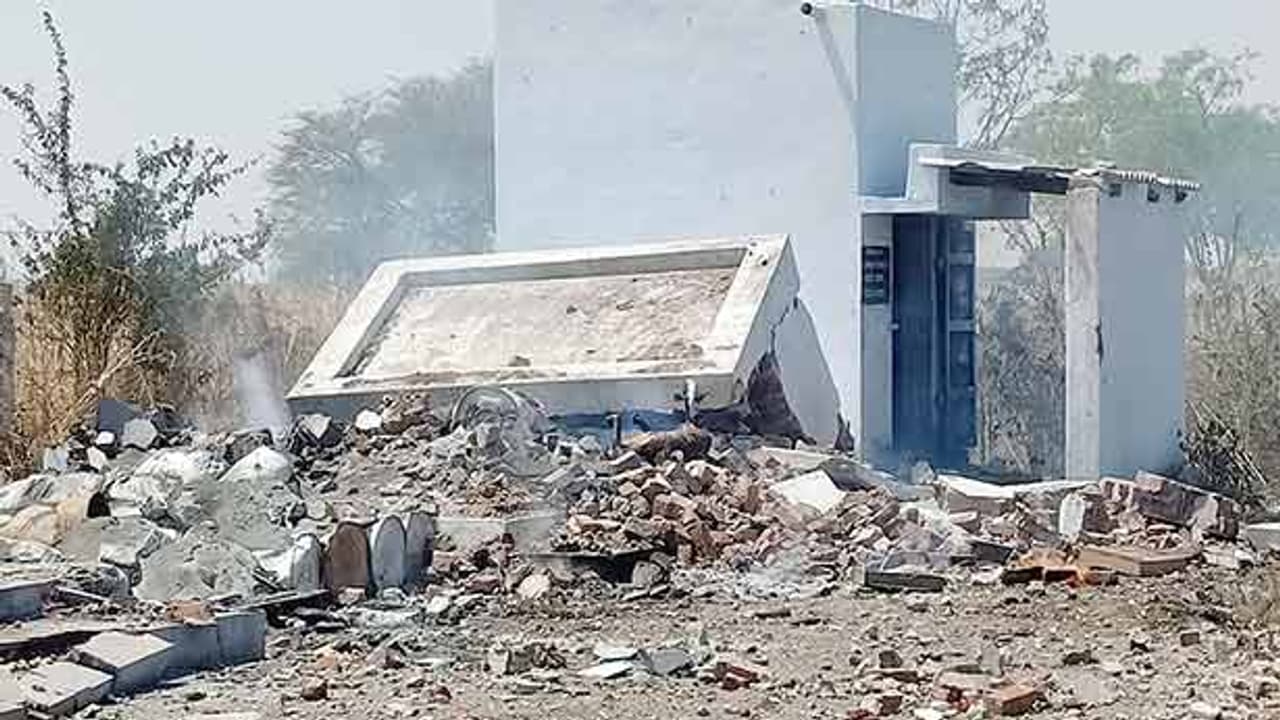 ஐயயோ.. புத்தாண்டு அதுவும் இப்படி ஒரு விபத்தா.. 4 பேர் உடல் சிதறி உயிரிழந்த பரிதாபம்..! ஐயயோ.. புத்தாண்டு அதுவும் இப்படி ஒரு விபத்தா.. 4 பேர் உடல் சிதறி உயிரிழந்த பரிதாபம்..!