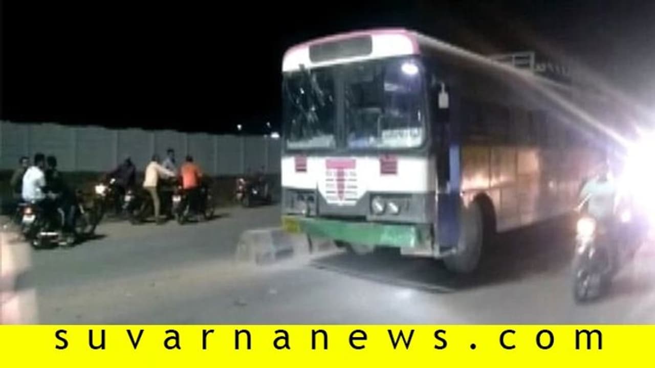 ಮನೆಗೆ ತೆರಳಲು ಸಿಗದ ವಾಹನ, ಸರ್ಕಾರಿ ಬಸ್ನ್ನೇ ಮನೆಗೆ ಕದ್ದೊಯ್ದ ಸಿಬ್ಬಂದಿ! ಮನೆಗೆ ತೆರಳಲು ಸಿಗದ ವಾಹನ, ಸರ್ಕಾರಿ ಬಸ್ನ್ನೇ ಮನೆಗೆ ಕದ್ದೊಯ್ದ ಸಿಬ್ಬಂದಿ!