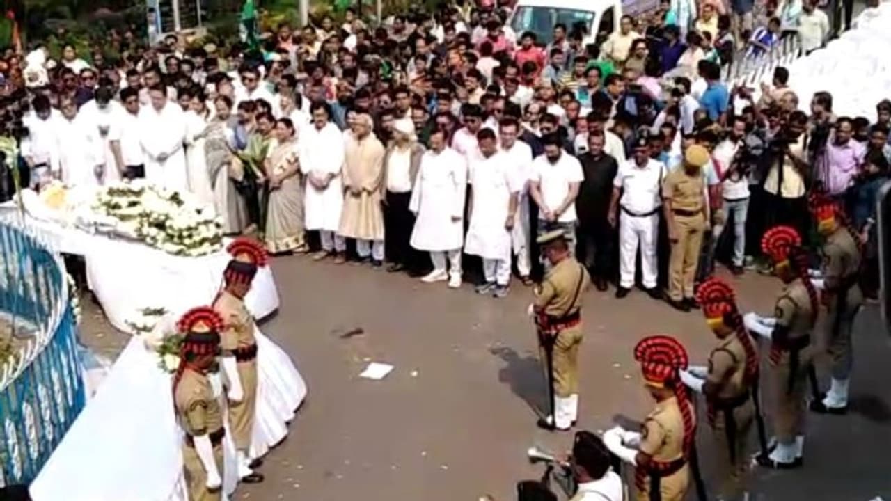 রাষ্ট্রীয় মর্যাদায় শেষকৃত্য সম্পন্ন, গান স্যালুট দেওয়া হল সাহেব কে রাষ্ট্রীয় মর্যাদায় শেষকৃত্য সম্পন্ন, গান স্যালুট দেওয়া হল সাহেব কে