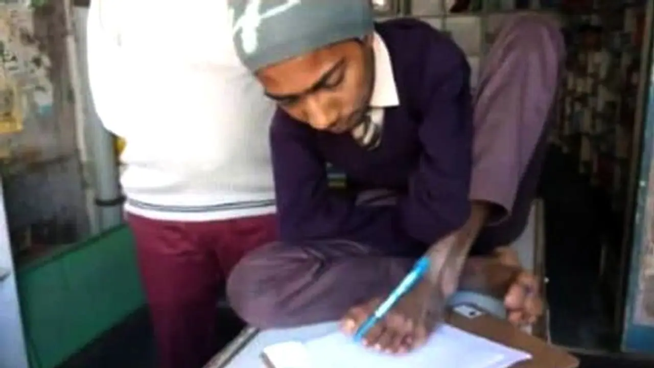 हादसे में दोनों हाथ गंवाने के बाद भी नहीं मानी हार, पैर से लिखकर दिया एग्जाम हादसे में दोनों हाथ गंवाने के बाद भी नहीं मानी हार, पैर से लिखकर दिया एग्जाम