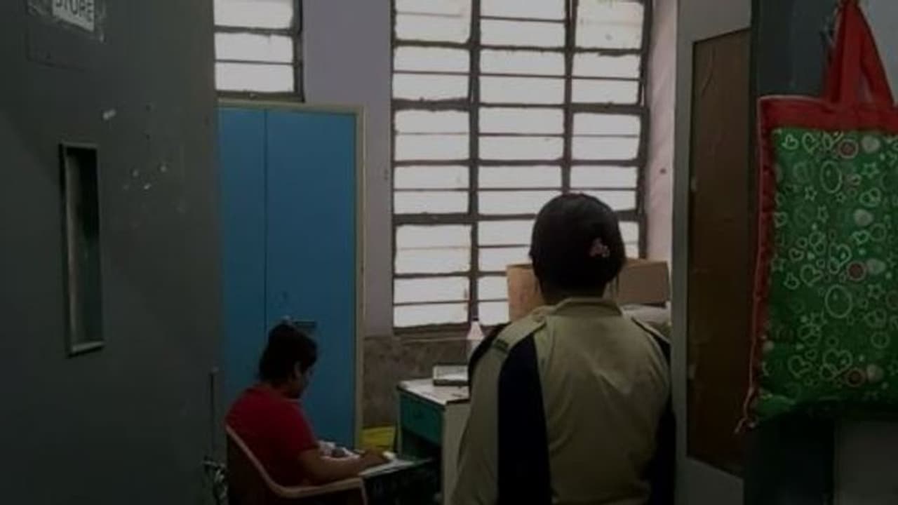 মাধ্যমিকের দ্বিতীয় দিনেই অসুস্থ, হাসপাতালে বসে পরীক্ষা দিল ছাত্রী মাধ্যমিকের দ্বিতীয় দিনেই অসুস্থ, হাসপাতালে বসে পরীক্ষা দিল ছাত্রী