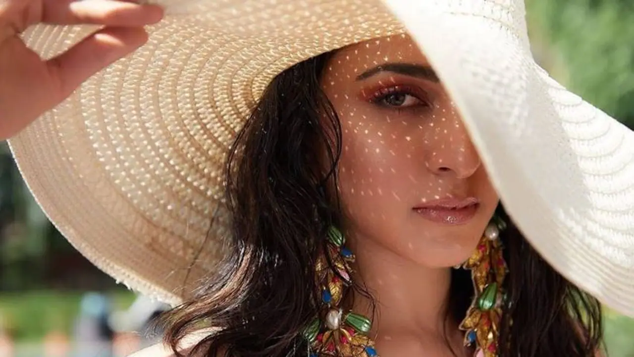 উন্মুক্ত বক্ষের সামনে গাছের পাতা, কিয়ারার অঙ্গ ঢাকতে উদ্যত নেট দুনিয়া উন্মুক্ত বক্ষের সামনে গাছের পাতা, কিয়ারার অঙ্গ ঢাকতে উদ্যত নেট দুনিয়া