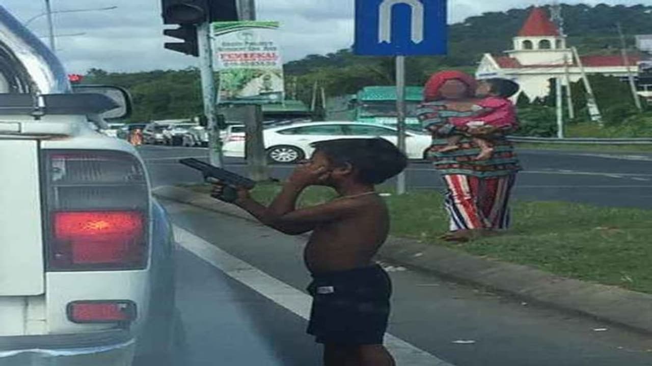 सरेआम बंदूक की नोक पर लोगों को लूटता था 7 साल का बच्चा, पुलिस आई तो चिल्लाया, खिलौना है ये सरेआम बंदूक की नोक पर लोगों को लूटता था 7 साल का बच्चा, पुलिस आई तो चिल्लाया, खिलौना है ये