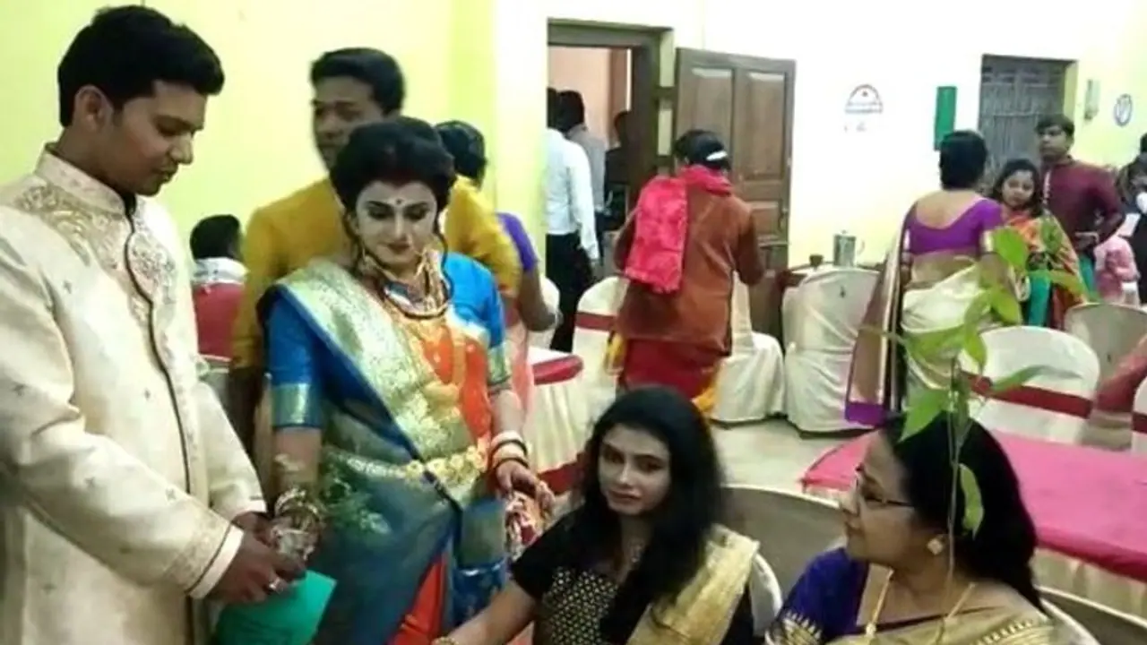 বৌভাতে নিমন্ত্রিতদের চারা গাছ বিলি, পরিবেশ রক্ষার বার্তা নব দম্পতির বৌভাতে নিমন্ত্রিতদের চারা গাছ বিলি, পরিবেশ রক্ষার বার্তা নব দম্পতির