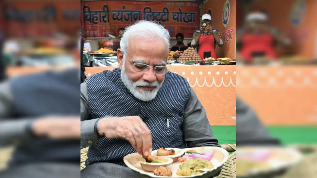 হঠাৎ রাজপথ এ প্রধানমন্ত্রী, 'হুনার হাট' এ মজলেন 'লিট্টিচোখা' 'কুলহাড় চা'এ হঠাৎ রাজপথ এ প্রধানমন্ত্রী, 'হুনার হাট' এ মজলেন 'লিট্টিচোখা' 'কুলহাড় চা'এ