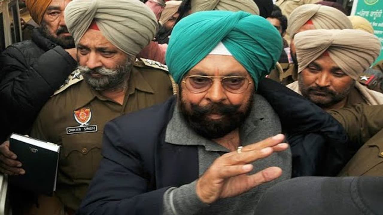 समूचे परिवार ने कर ली थी आत्महत्या, मामले में पूर्व DIG, 4 अन्य को 8 साल की कैद समूचे परिवार ने कर ली थी आत्महत्या, मामले में पूर्व DIG, 4 अन्य को 8 साल की कैद