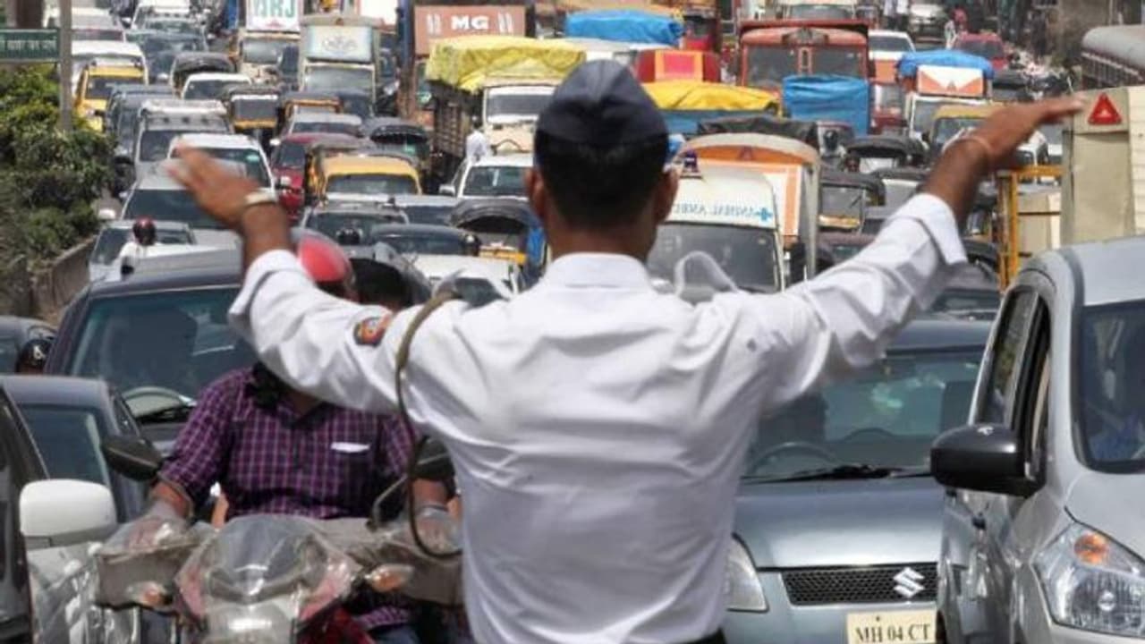 ഗതാഗതക്കുരുക്കിനെക്കുറിച്ച് പരാതിപ്പെടാനെത്തിയ യുവാവിന് കിട്ടിയ പണി! ഗതാഗതക്കുരുക്കിനെക്കുറിച്ച് പരാതിപ്പെടാനെത്തിയ യുവാവിന് കിട്ടിയ പണി!