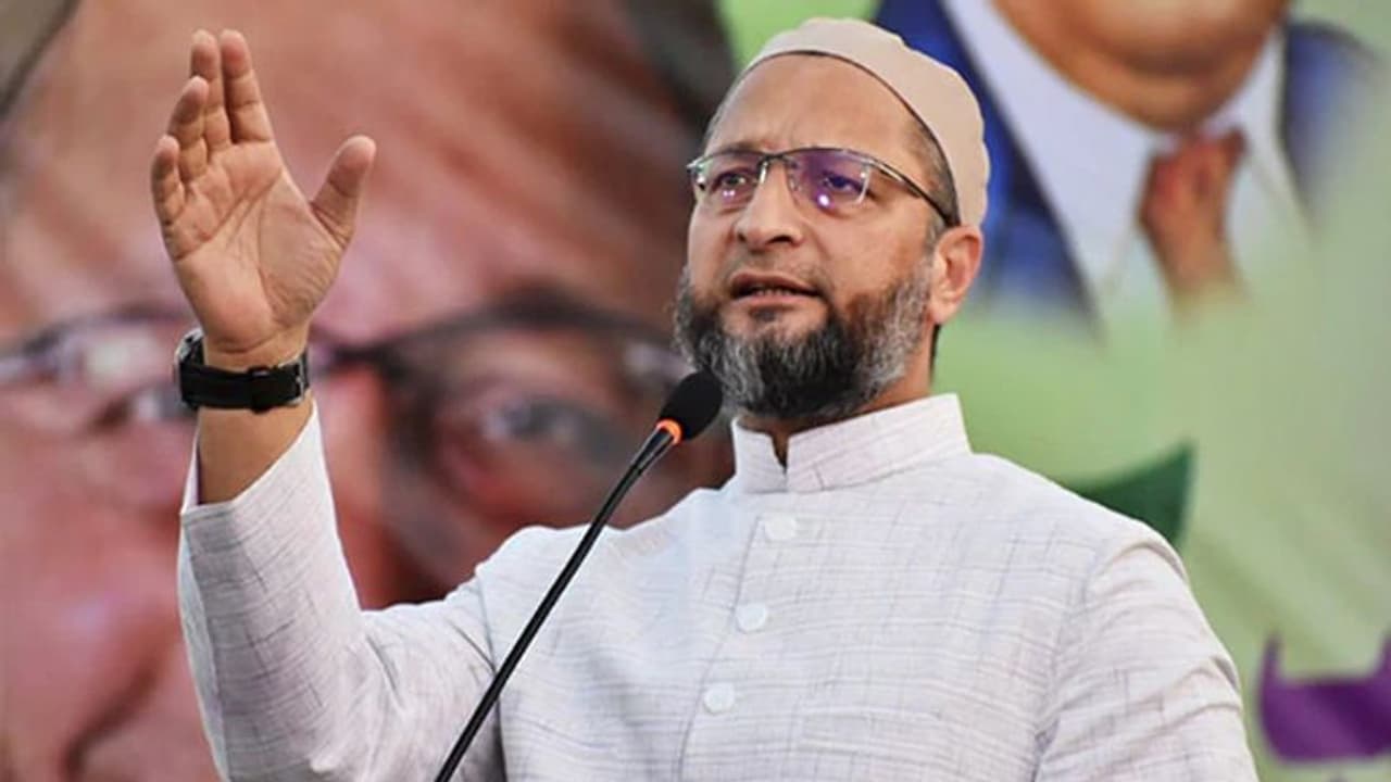 आधार मुद्दे पर कुछ लोगों को नोटिस जारी किया गया, भड़के ओवैसी ने की UIDAI की निंदा आधार मुद्दे पर कुछ लोगों को नोटिस जारी किया गया, भड़के ओवैसी ने की UIDAI की निंदा