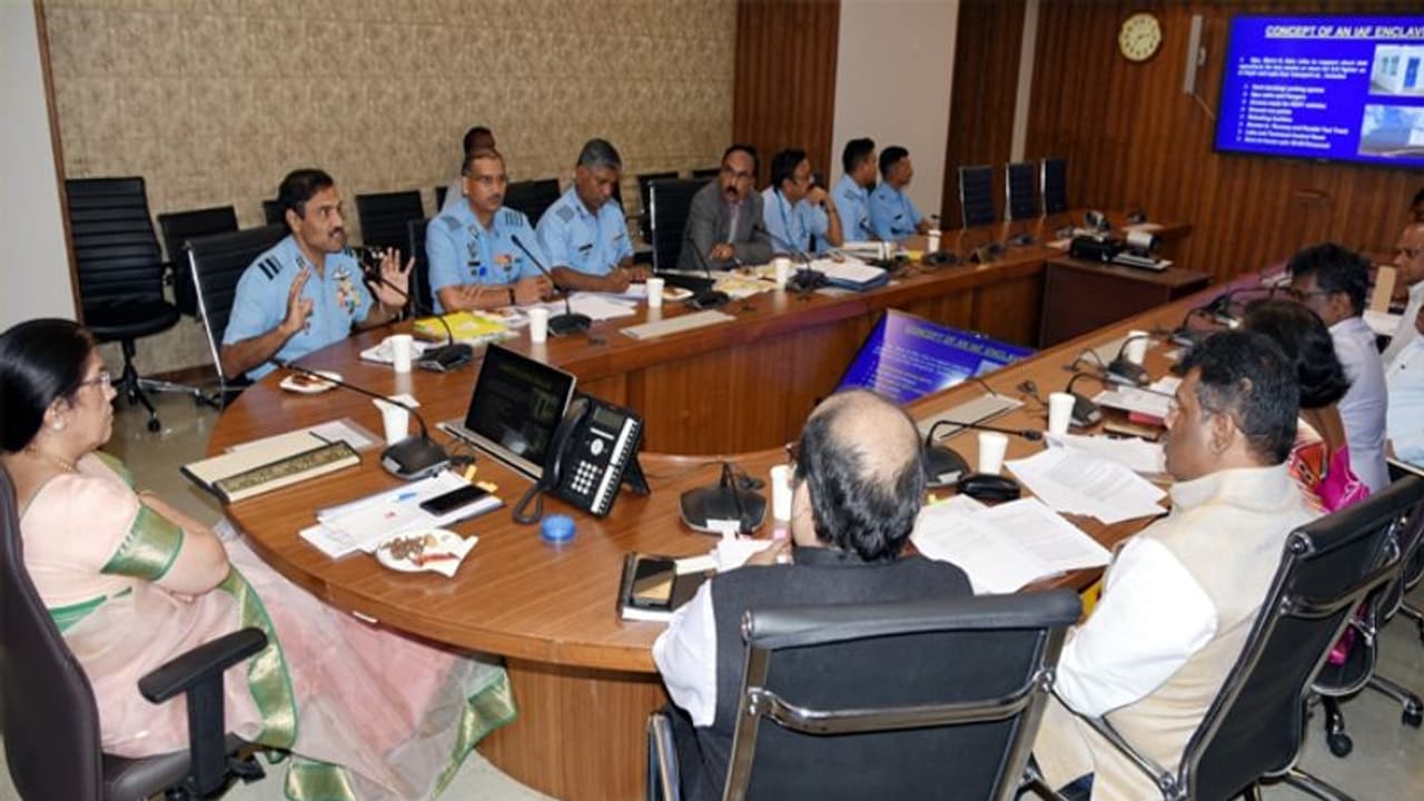 సీఎస్ తో ఎయిర్ ఫోర్స్ అధికారుల సమావేశం... ఏపిలో మరిన్ని శిక్షణ కేంద్రాలు సీఎస్ తో ఎయిర్ ఫోర్స్ అధికారుల సమావేశం... ఏపిలో మరిన్ని శిక్షణ కేంద్రాలు