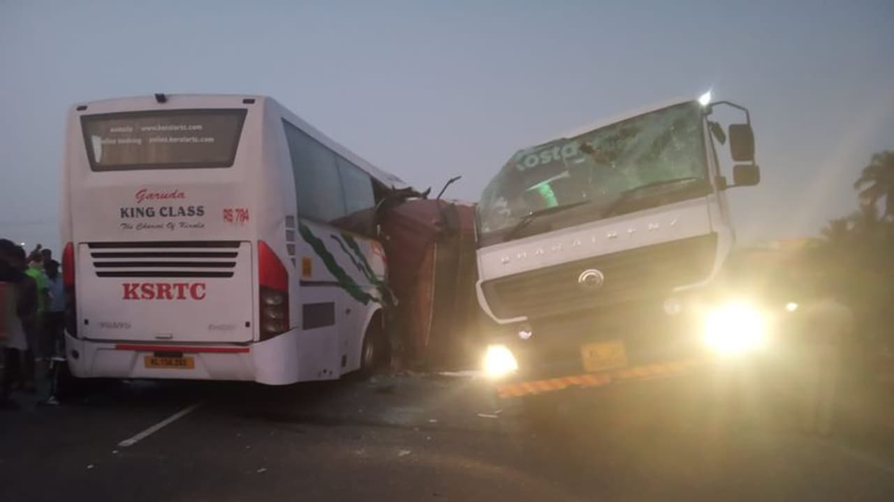 ബസപകടം: മരണപ്പെട്ടവരുടെ കുടുംബത്തിന് 10 ലക്ഷം ധനസഹായം, ജീവനക്കാരുടെ കുടുംബത്തിന് 30 ലക്ഷം ബസപകടം: മരണപ്പെട്ടവരുടെ കുടുംബത്തിന് 10 ലക്ഷം ധനസഹായം, ജീവനക്കാരുടെ കുടുംബത്തിന് 30 ലക്ഷം