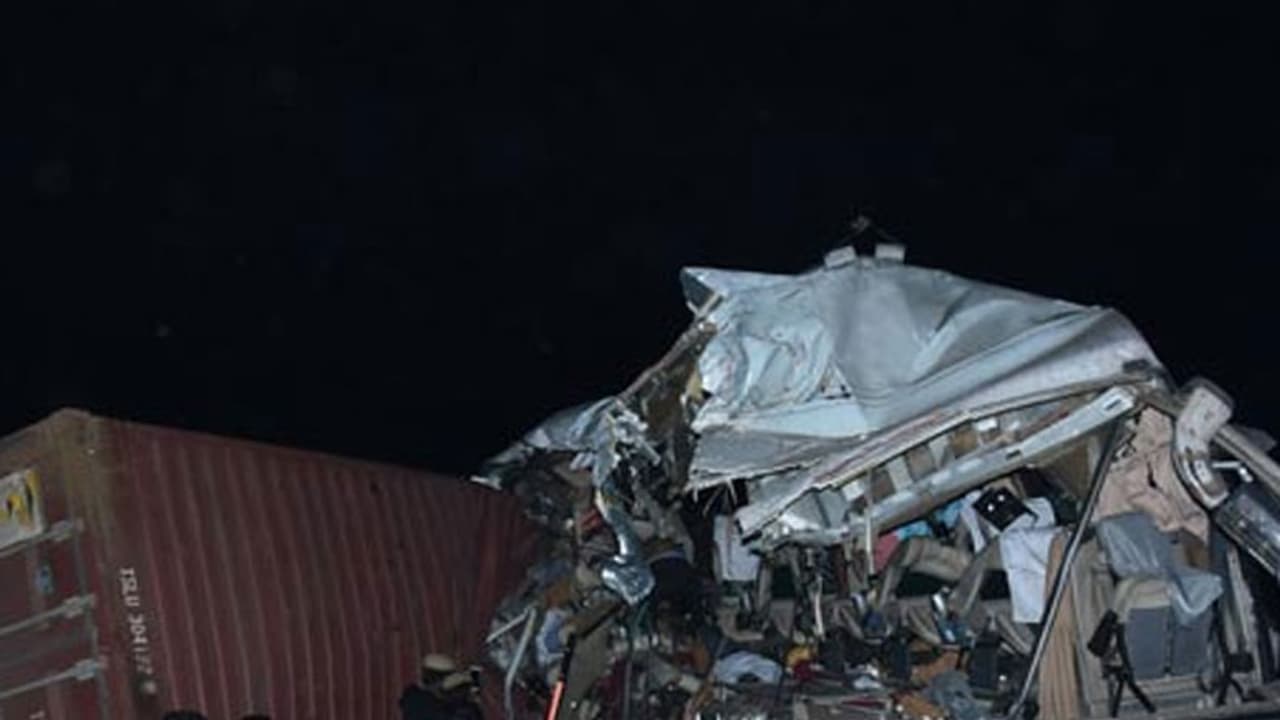 அதிகாலையில் கோர விபத்து..! அரசு பேருந்து லாரி நேருக்கு நேர் பயங்கர மோதல்..! 20 பேர் உடல் நசுங்கி பலி..! அதிகாலையில் கோர விபத்து..! அரசு பேருந்து லாரி நேருக்கு நேர் பயங்கர மோதல்..! 20 பேர் உடல் நசுங்கி பலி..!