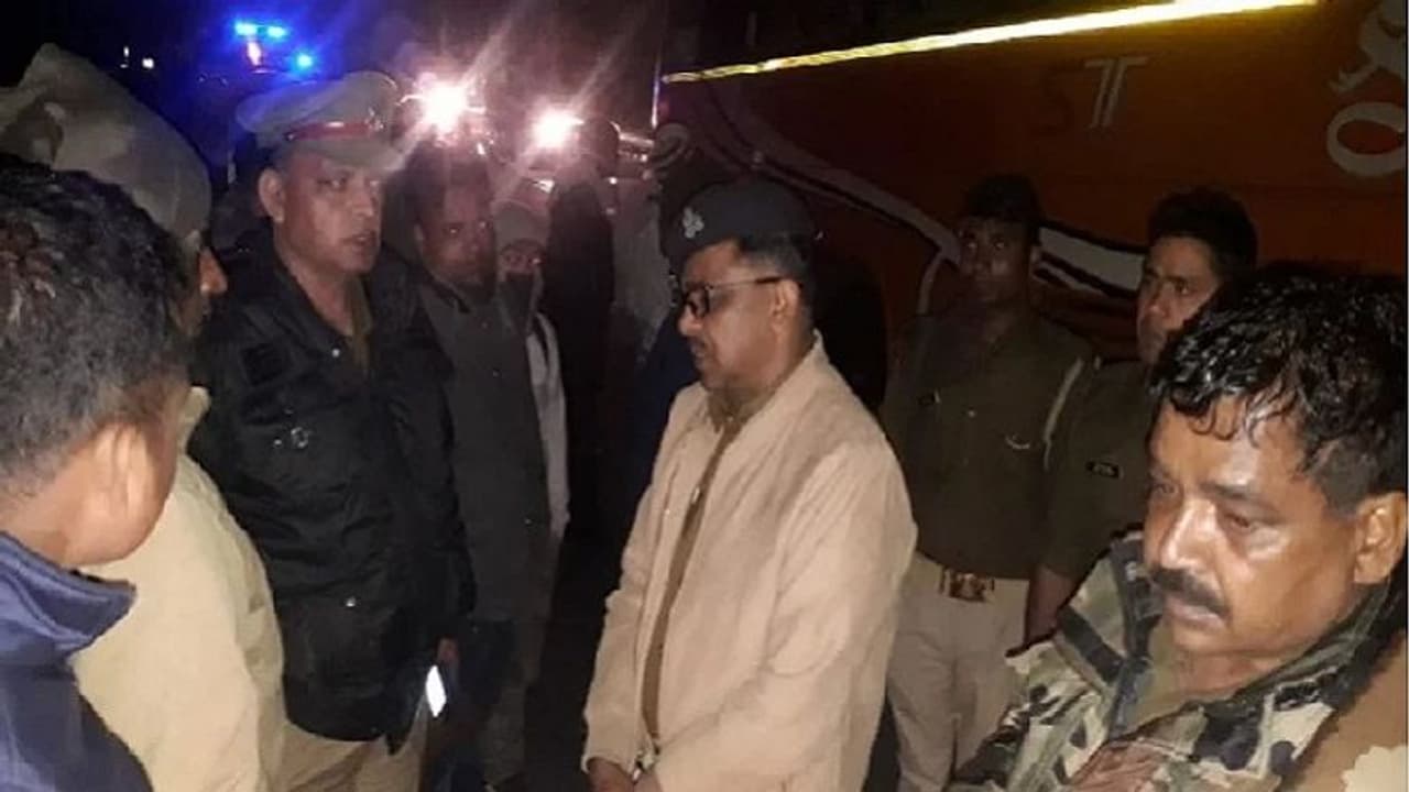 आगरा लखनऊ एक्सप्रेस वे पर फिर हादसा, 44 यात्रियों से भरी बस ट्रॉला से टकराई, मची चीख पुकार आगरा लखनऊ एक्सप्रेस वे पर फिर हादसा, 44 यात्रियों से भरी बस ट्रॉला से टकराई, मची चीख पुकार