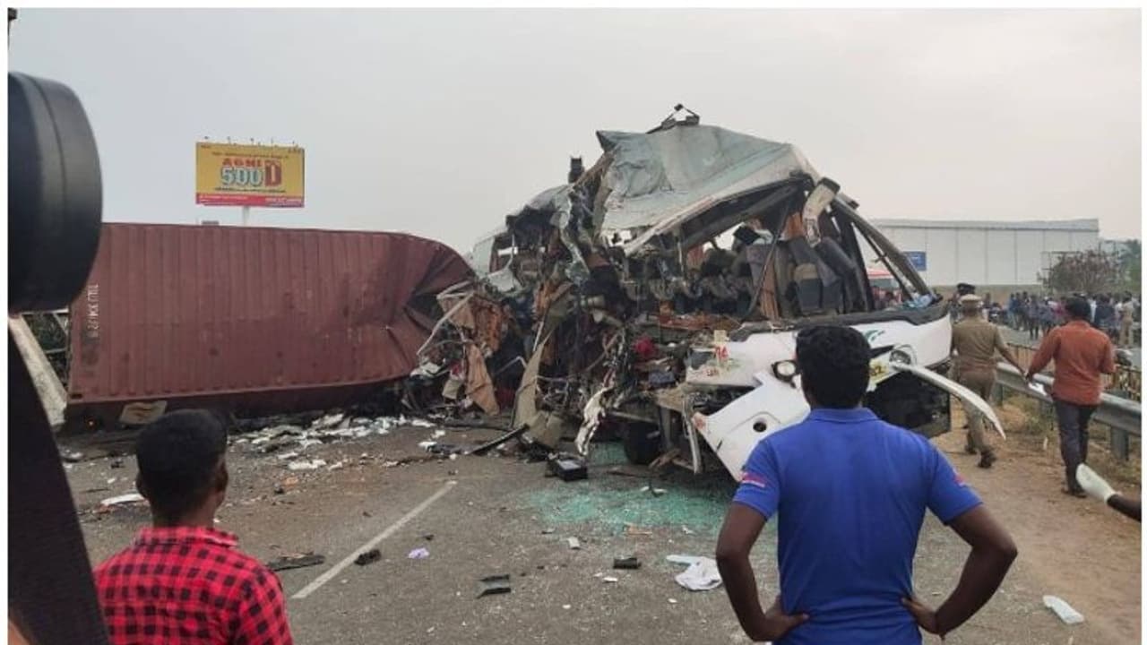 അപകടം ഉണ്ടാക്കിയ ലോറി എറണാകുളം സ്വദേശിയുടേത്; ഡ്രൈവര് കീഴടങ്ങിയെന്ന് സൂചന അപകടം ഉണ്ടാക്കിയ ലോറി എറണാകുളം സ്വദേശിയുടേത്; ഡ്രൈവര് കീഴടങ്ങിയെന്ന് സൂചന