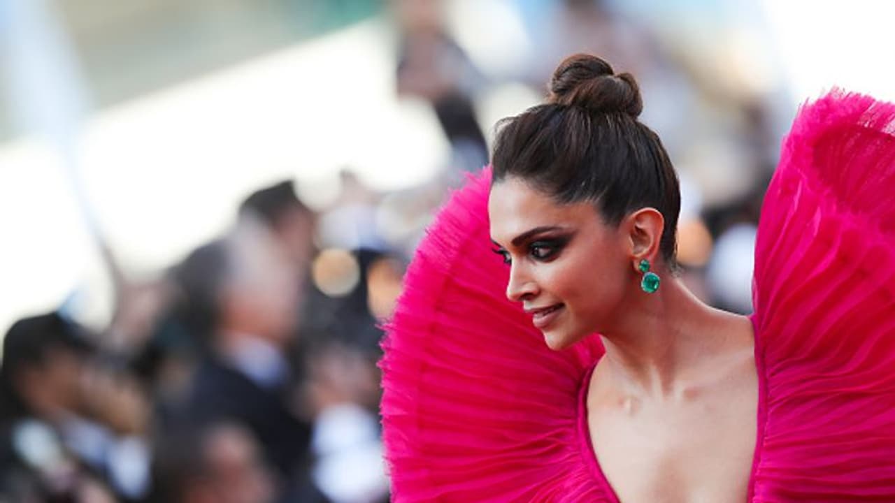 కరోనా ఎఫెక్ట్.. ప్యారిస్ ట్రిప్ క్యాన్సిల్ చేసుకున్న స్టార్ హీరోయిన్ కరోనా ఎఫెక్ట్.. ప్యారిస్ ట్రిప్ క్యాన్సిల్ చేసుకున్న స్టార్ హీరోయిన్