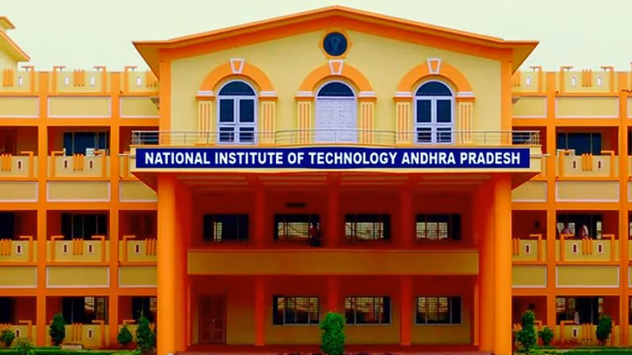 నిట్ డైరెక్టర్ రాసలీలలు: మహిళతో సన్నిహితంగా ఉన్న వీడియో వైరల్ నిట్ డైరెక్టర్ రాసలీలలు: మహిళతో సన్నిహితంగా ఉన్న వీడియో వైరల్