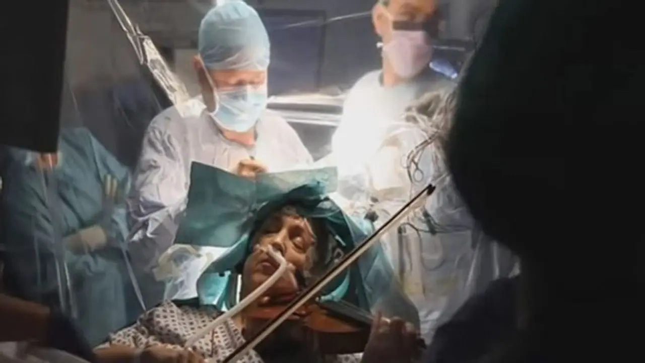 ब्रेन सर्जरी के दौरान महिला बजाती रही वायलिन, जिसने भी जाना हो गया हैरान ब्रेन सर्जरी के दौरान महिला बजाती रही वायलिन, जिसने भी जाना हो गया हैरान