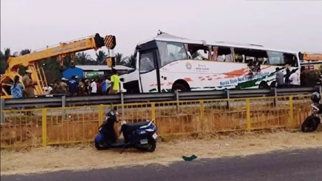 ശ്രദ്ധ നഷ്ടപ്പെട്ടു,ഡിവൈഡറില്‍ ഇടിച്ച കണ്ടെയ്നർ ബസ്സിലേക്ക് ഇടിച്ച് കയറി; ഡ്രൈവറെ ചോദ്യം ചെയ്യുന്നത് തുടരുന്നു