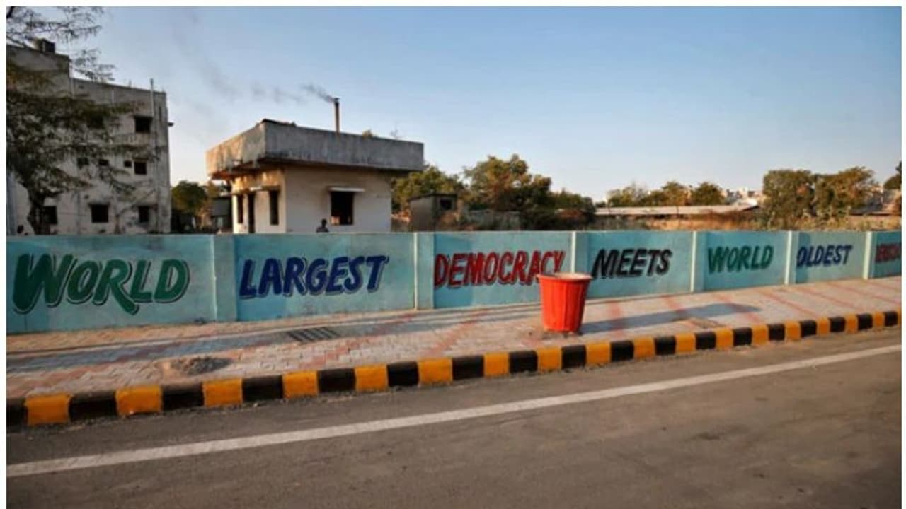 വിടാതെ മതില് വിവാദം; മറ്റൊരു ചേരിയെ മറച്ച് 4 അടി മതില് നിര്മിച്ചതായി ആരോപണം വിടാതെ മതില് വിവാദം; മറ്റൊരു ചേരിയെ മറച്ച് 4 അടി മതില് നിര്മിച്ചതായി ആരോപണം