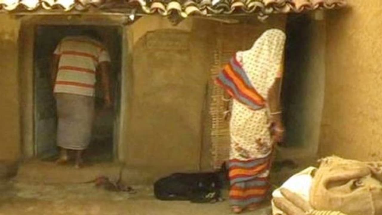 रात 10 बजे घर की कुंडी खटखटाई, फिर मुस्कराकर महिला से बोला, 'कंडोम होगा'..महिला ने कहा, 'सुबह आना' रात 10 बजे घर की कुंडी खटखटाई, फिर मुस्कराकर महिला से बोला, 'कंडोम होगा'..महिला ने कहा, 'सुबह आना'