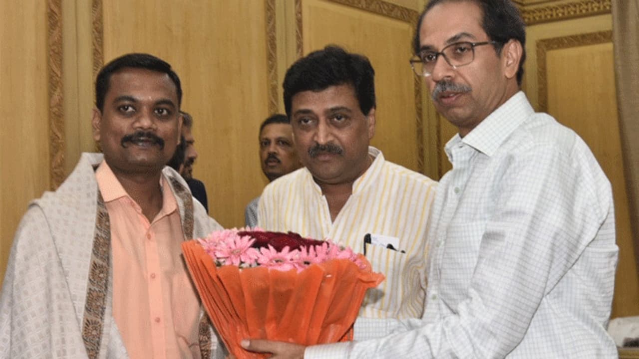 CM हुए इस शख्स के फैनः तिरंगे को आग से बचाने लगा दी जान की बाजी, 9वीं मंजिल पर चढ़ा था ये जांबाज CM हुए इस शख्स के फैनः तिरंगे को आग से बचाने लगा दी जान की बाजी, 9वीं मंजिल पर चढ़ा था ये जांबाज