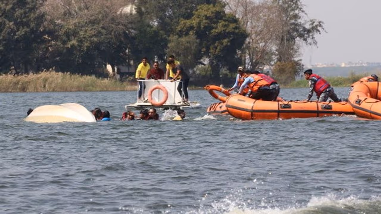भोपाल में IPS मीट के दौरान झील में पलटी नाव, 8 IPS सहित कई बड़े अफसर थे सवार भोपाल में IPS मीट के दौरान झील में पलटी नाव, 8 IPS सहित कई बड़े अफसर थे सवार