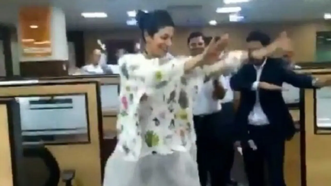 ఆఫీసులో ఉద్యోగులతో కలిసి సీఈఓ డ్యాన్స్ చేస్తే ...వైరల్ వీడియో ఆఫీసులో ఉద్యోగులతో కలిసి సీఈఓ డ్యాన్స్ చేస్తే ...వైరల్ వీడియో