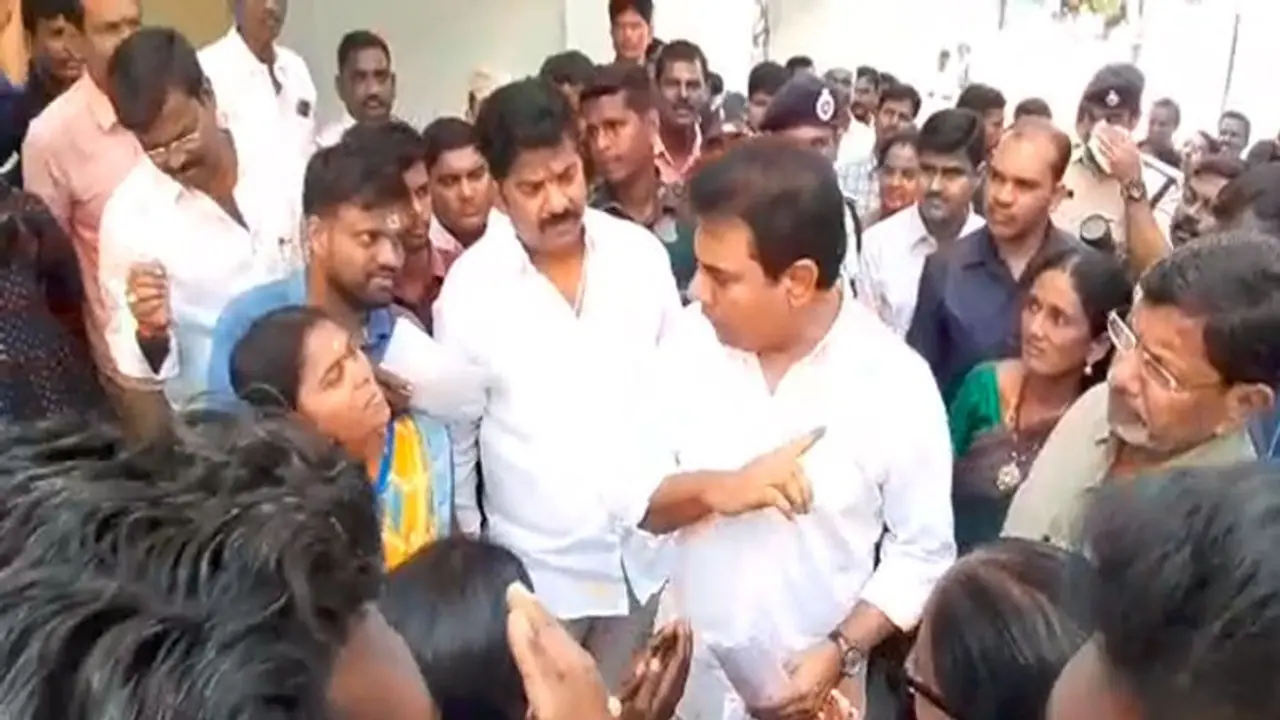 ఎస్సీ అమ్మాయిలపై టీఆర్ఎస్ నేత వేధింపులు... బాధితులకు కేటీఆర్ భరోసా ఎస్సీ అమ్మాయిలపై టీఆర్ఎస్ నేత వేధింపులు... బాధితులకు కేటీఆర్ భరోసా