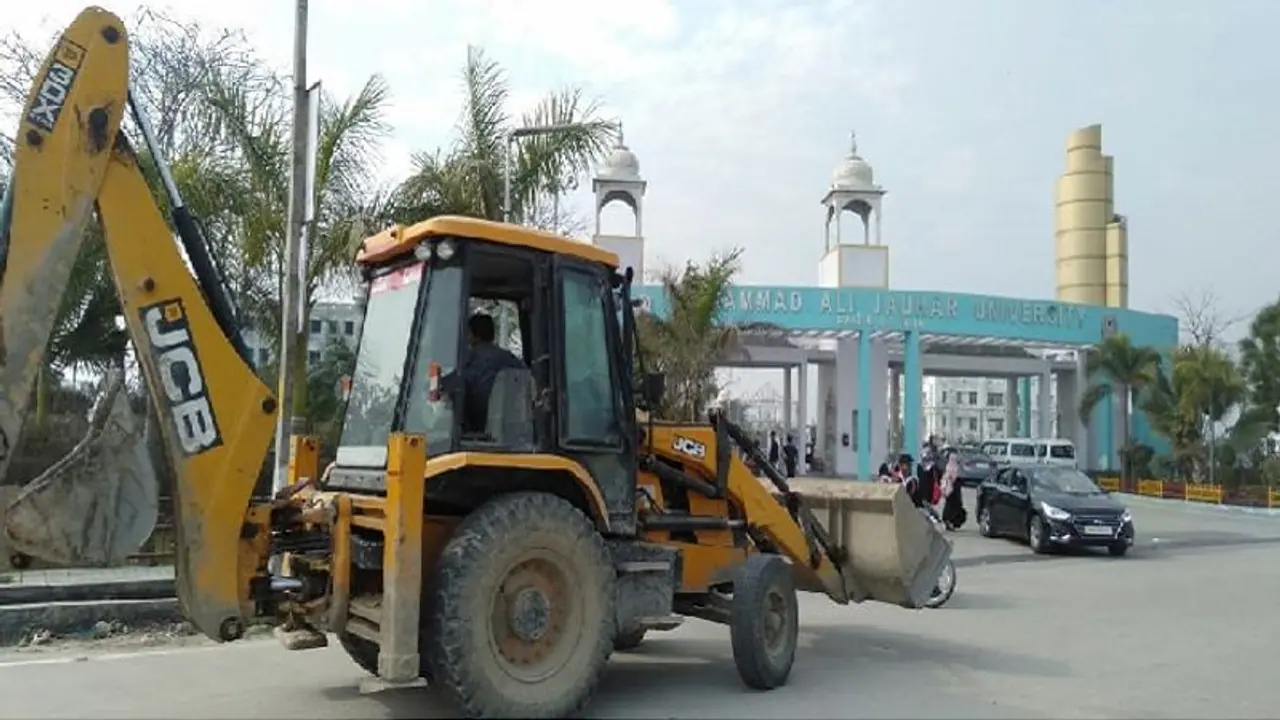 आजम खान की यूनिवर्सिटी की दीवार पर चला बुलडोजर, सपा सरकार में बदल ली थी जमीन आजम खान की यूनिवर्सिटी की दीवार पर चला बुलडोजर, सपा सरकार में बदल ली थी जमीन