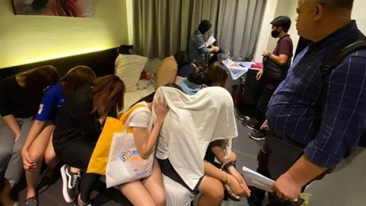 CCB Police Raid: ಅಕ್ರಮ ಡ್ಯಾನ್ಸ್ ಬಾರ್ ಮೇಲೆ ದಾಳಿ: 28 ಮಹಿಳೆಯರ ರಕ್ಷಣೆ CCB Police Raid: ಅಕ್ರಮ ಡ್ಯಾನ್ಸ್ ಬಾರ್ ಮೇಲೆ ದಾಳಿ: 28 ಮಹಿಳೆಯರ ರಕ್ಷಣೆ