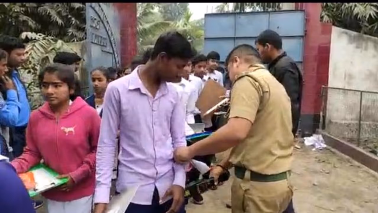 মাধ্যমিক পরীক্ষার্থীদের মেটাল ডিটেক্টর দিয়ে তল্লাশি, বিতর্ক তুঙ্গে মাধ্যমিক পরীক্ষার্থীদের মেটাল ডিটেক্টর দিয়ে তল্লাশি, বিতর্ক তুঙ্গে
