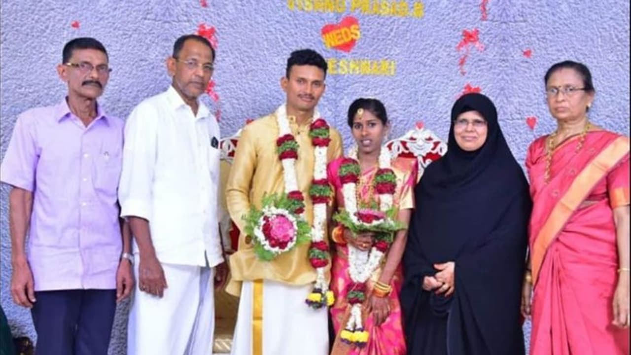 కేరళలో ఆదర్శం: హిందూ యువతికి పెళ్లి చేసిన ముస్లిం దంపతులు
