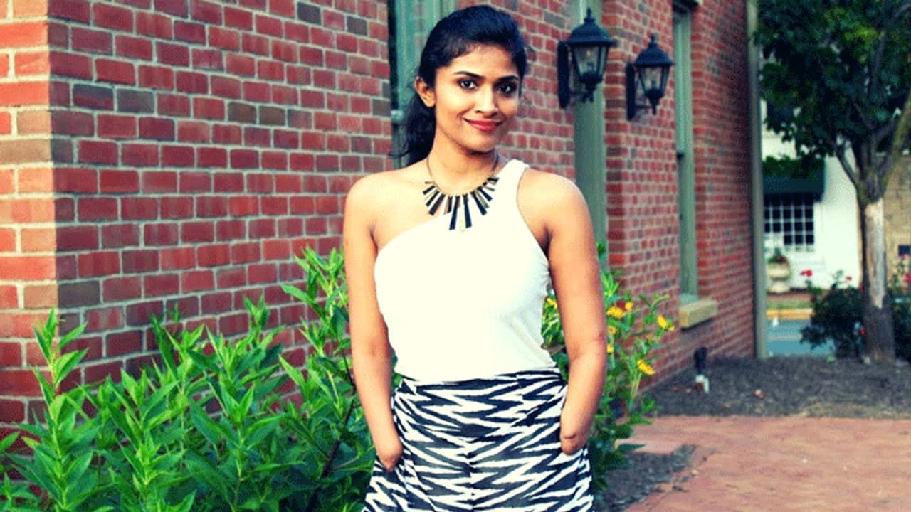 கொரோனாவை விரட்ட போராடும் இரு கைகளையும் இழந்த சிங்க தமிழச்சி... உலகத்துக்கே உணர்த்தும் நெகிழ்ச்சி பாடம்..! கொரோனாவை விரட்ட போராடும் இரு கைகளையும் இழந்த சிங்க தமிழச்சி... உலகத்துக்கே உணர்த்தும் நெகிழ்ச்சி பாடம்..!