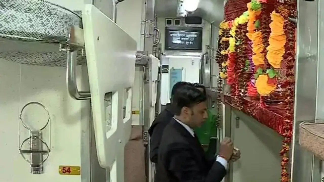 इस ट्रेन में भगवान शिव के लिए छोड़ी गई थी एक सीट, औवेसी ने उठाए सवाल तो शिफ्ट किया गया मंदिर इस ट्रेन में भगवान शिव के लिए छोड़ी गई थी एक सीट, औवेसी ने उठाए सवाल तो शिफ्ट किया गया मंदिर