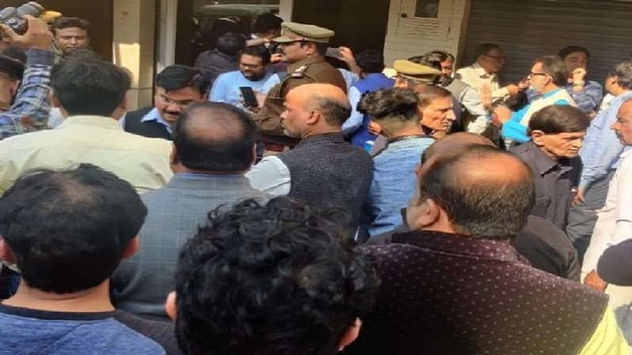 लखनऊ में दहशत, तीन घंटे में दो मर्डर लखनऊ में दहशत, तीन घंटे में दो मर्डर