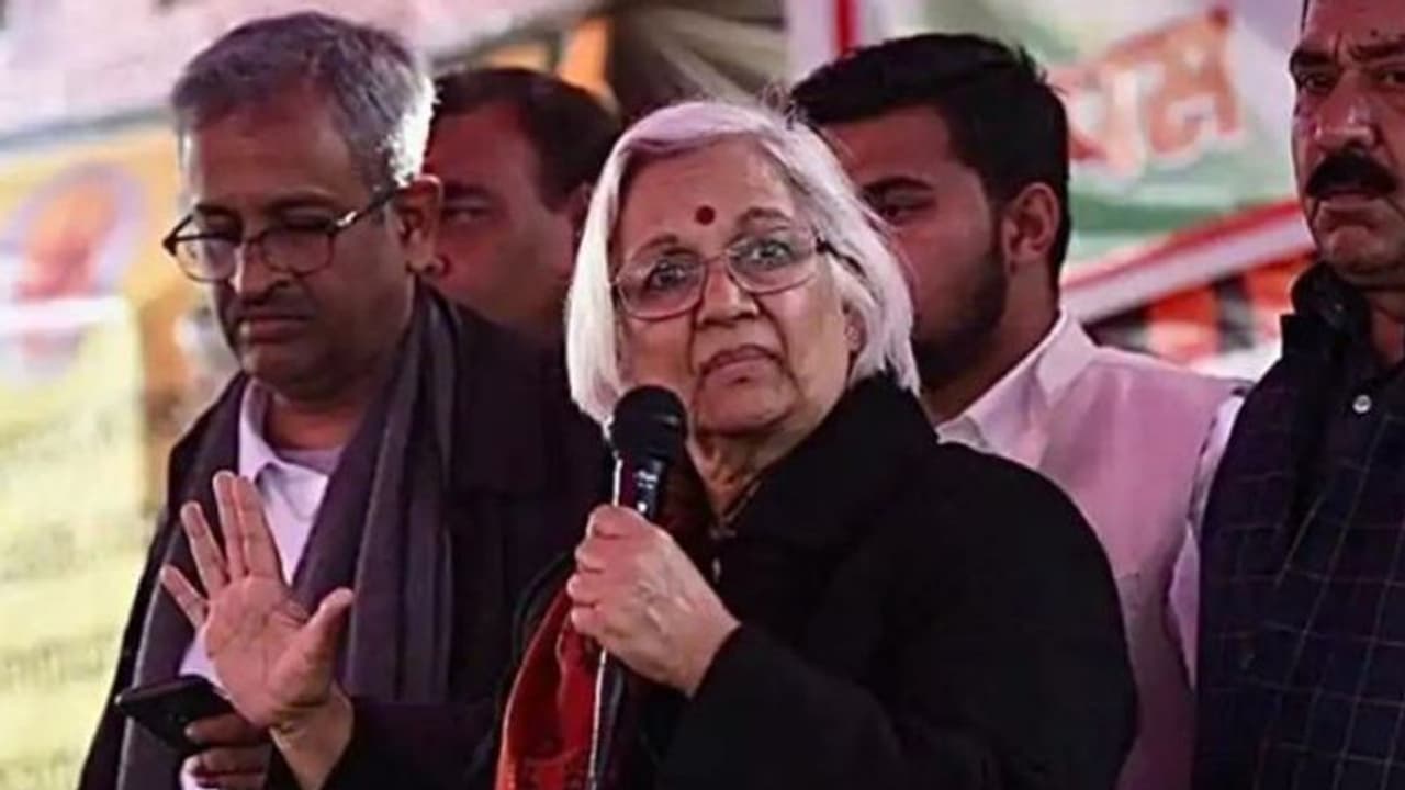 शाहीन बाग : वार्ताकार साधना रामचंद्रन हुईं नाराज, कहा, बात करने का माहौल नहीं, लेकिन कल फिर होगी बात शाहीन बाग : वार्ताकार साधना रामचंद्रन हुईं नाराज, कहा, बात करने का माहौल नहीं, लेकिन कल फिर होगी बात